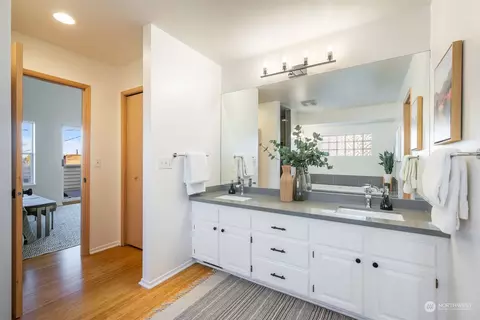 Bath - 215 22nd Ave E, Seattle, WA 98112 photo 2 of 5