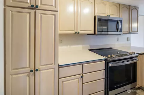 Kitchen - 8932 Lowell Larimer Rd, Everett, WA 98208 photo 2 of 3