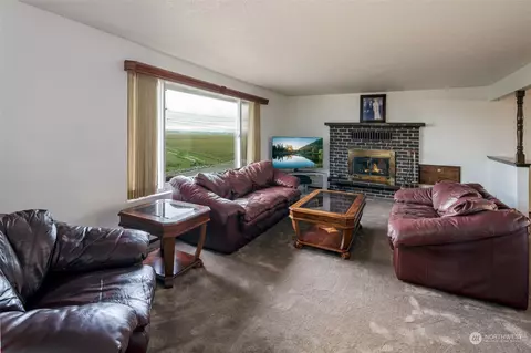 Living - 8932 Lowell Larimer Rd, Everett, WA 98208 photo 2 of 2