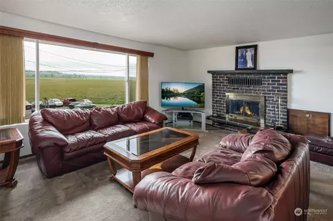 Living - 8932 Lowell Larimer Rd, Everett, WA 98208 photo 1 of 2