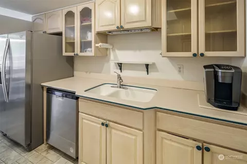 Kitchen - 8932 Lowell Larimer Rd, Everett, WA 98208 photo 3 of 3