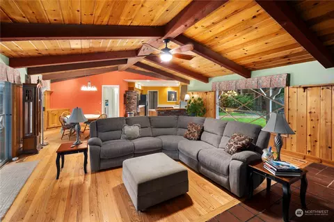 Living - 313 47th St SE, Everett, WA 98203 photo 2 of 4