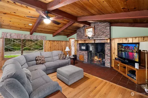 Living - 313 47th St SE, Everett, WA 98203 photo 3 of 4