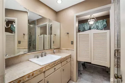 Bath - 313 47th St SE, Everett, WA 98203 photo 1 of 2