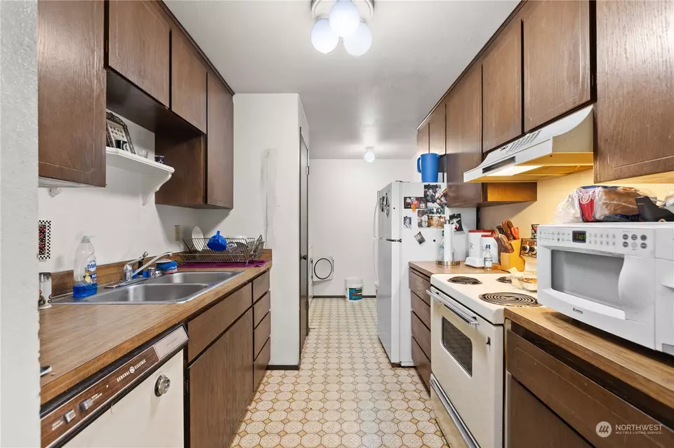 Kitchen - 6106 Parkside Dr, Anacortes, WA 98221 photo 4 of 5
