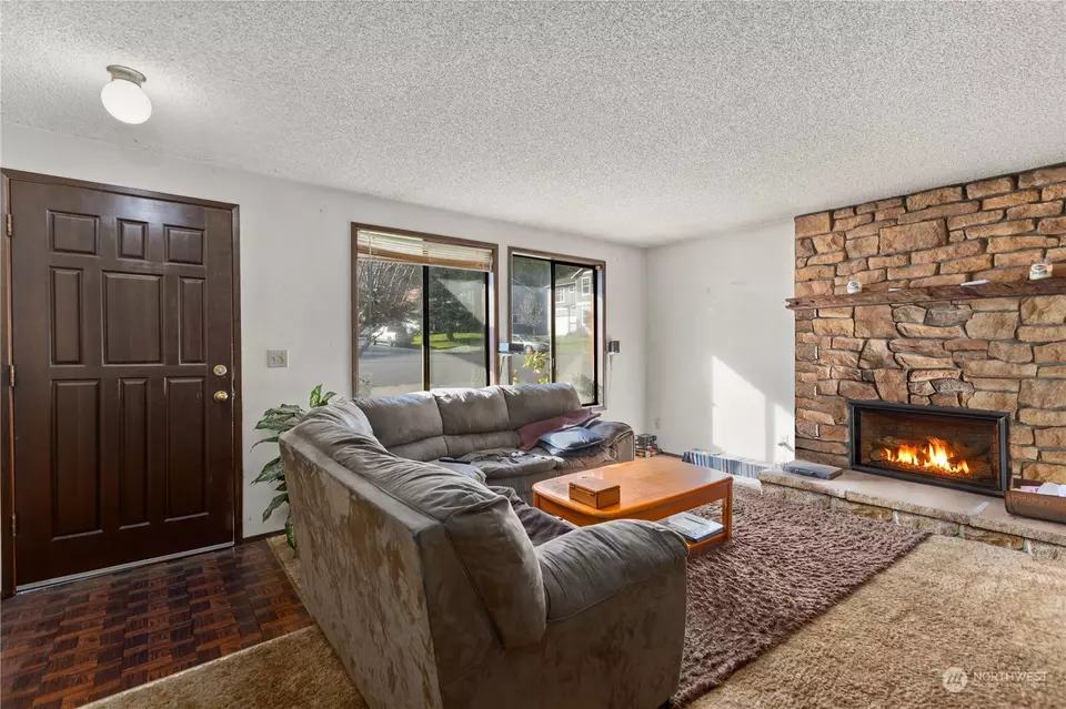 Living - 6106 Parkside Dr, Anacortes, WA 98221 photo 4 of 5