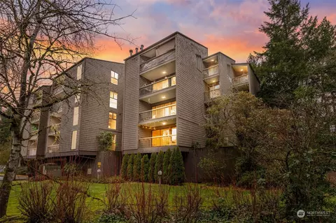 6858 139th Ave NE #704, Redmond, WA 98052