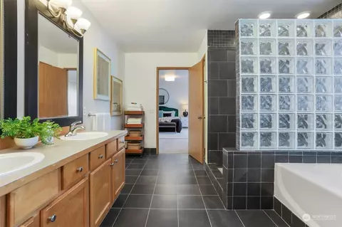Bath - 18819 1st Pl W, Bothell, WA 98012 photo 4 of 5