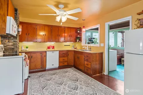 Kitchen - 9730 Sharon Dr, Everett, WA 98204 photo 2 of 4