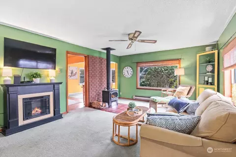 Living - 9730 Sharon Dr, Everett, WA 98204 photo 2 of 6