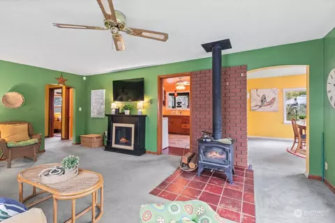 Living - 9730 Sharon Dr, Everett, WA 98204 photo 5 of 6