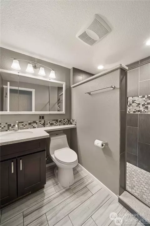 Bath - 2507 Harmony Ln, Enumclaw, WA 98022 photo 2 of 2