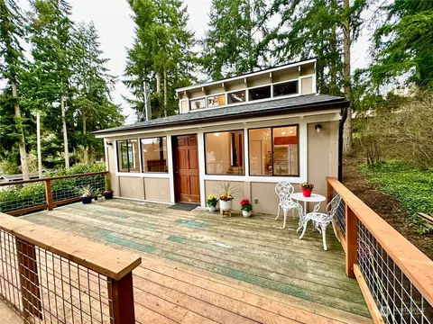 379 Glengarry Dr, Camano Island, WA 98282