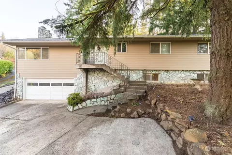 402 Coal Creek Rd, Longview, WA 98632