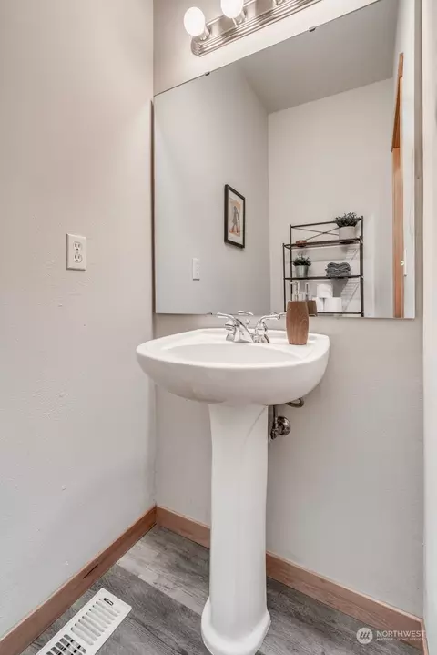 Bath - 7510 Broadway #14, Everett, WA 98203 photo 1 of 4