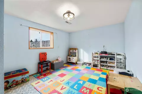 Bedroom - 43119 234th Pl SE, Enumclaw, WA 98022 photo 5 of 5
