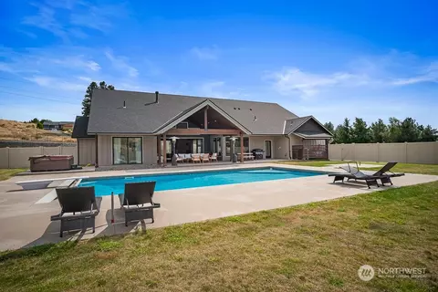 624 Majestic View Dr, Wenatchee, WA 98801