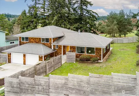 1383 Roxlin Dr, Freeland, WA 98249