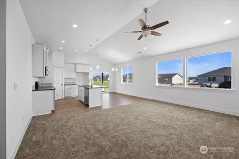 Living - 1137 E Cascade St, Othello, WA 99344 photo 2 of 3