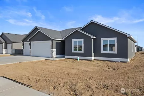 Exterior - 1137 E Cascade St, Othello, WA 99344 photo 2 of 7