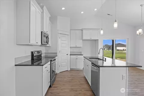 Kitchen - 1137 E Cascade St, Othello, WA 99344 photo 3 of 6