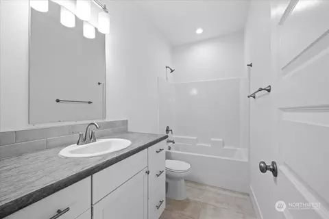 Bath - 1137 E Cascade St, Othello, WA 99344 photo 2 of 5