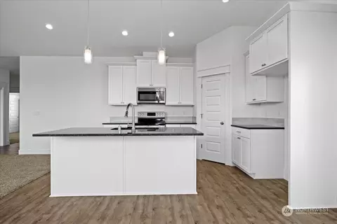 Kitchen - 1137 E Cascade St, Othello, WA 99344 photo 5 of 6