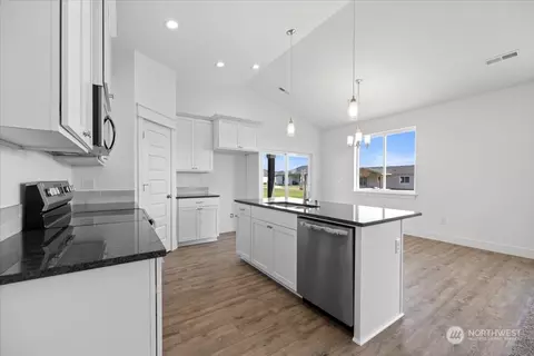 Kitchen - 1137 E Cascade St, Othello, WA 99344 photo 2 of 6