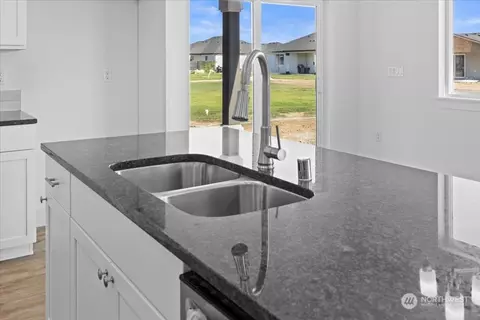 Kitchen - 1137 E Cascade St, Othello, WA 99344 photo 4 of 6