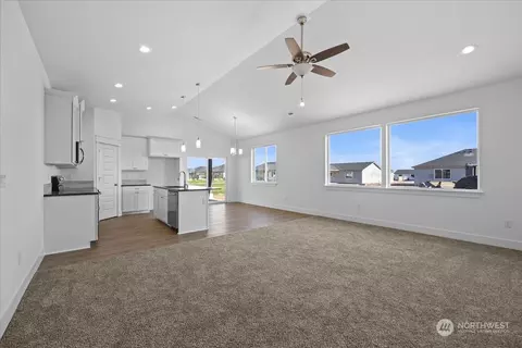 Living - 1137 E Cascade St, Othello, WA 99344 photo 1 of 3