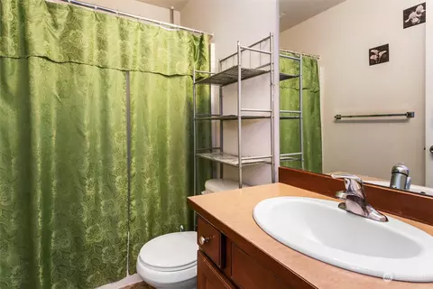 Bath - 302 126th St SE, Everett, WA 98208 photo 2 of 3