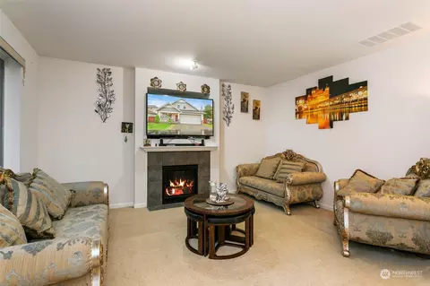 Living - 302 126th St SE, Everett, WA 98208 photo 2 of 4