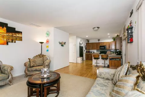 Living - 302 126th St SE, Everett, WA 98208 photo 3 of 4