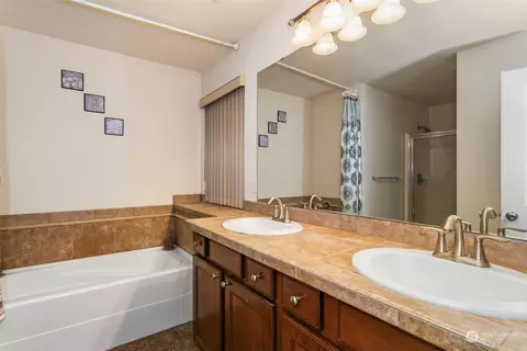Bath - 302 126th St SE, Everett, WA 98208 photo 3 of 3