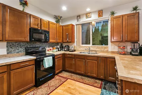 Kitchen - 302 126th St SE, Everett, WA 98208 photo 2 of 3