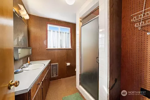 Bath - 1303 198th St, Long Beach, WA 98631 photo 1 of 4