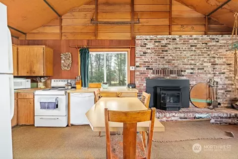 Dining - 1303 198th St, Long Beach, WA 98631 photo 1 of 3