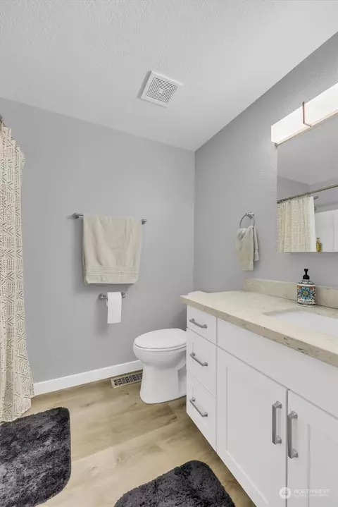 Bath - 718 198th Pl SE, Bothell, WA 98012 photo 3 of 5