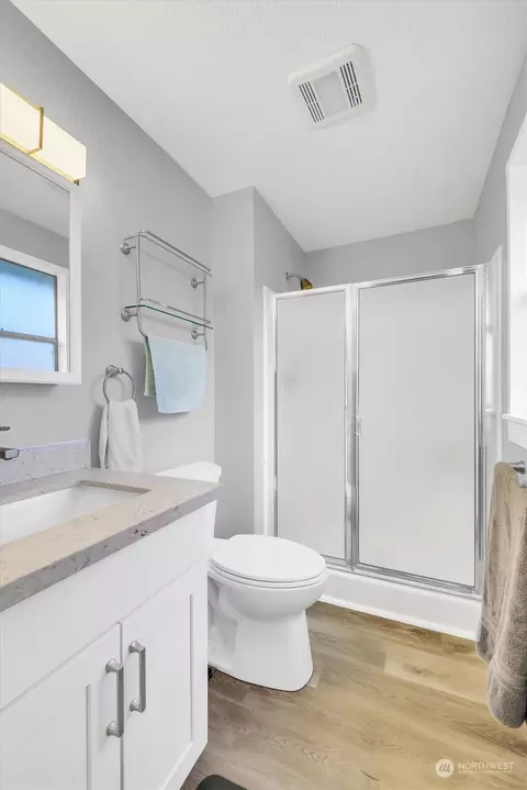 Bath - 718 198th Pl SE, Bothell, WA 98012 photo 4 of 5