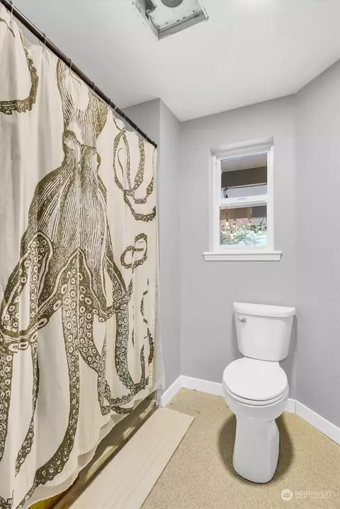 Bath - 718 198th Pl SE, Bothell, WA 98012 photo 2 of 5