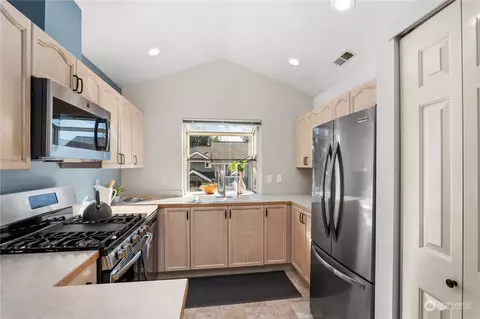 Kitchen - 22709 4th Ave W #106, Bothell, WA 98021 photo 1 of 2