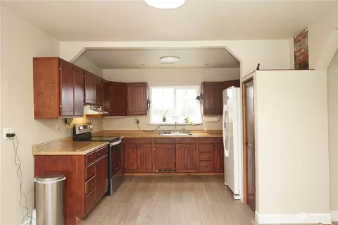 Kitchen - 107 Gatch Rd, Chehalis, WA 98532 photo 1 of 2