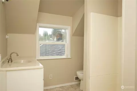 Bath - 107 Gatch Rd, Chehalis, WA 98532 photo 2 of 2