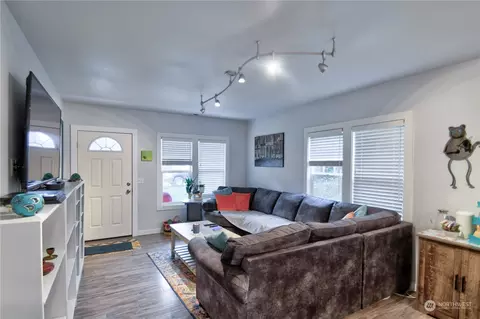 Living - 209 E Cherry St, Centralia, WA 98531 photo 1 of 3