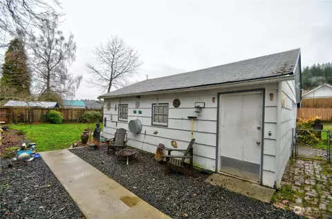 Exterior - 209 E Cherry St, Centralia, WA 98531 photo 3 of 6