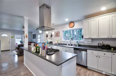 Kitchen - 209 E Cherry St, Centralia, WA 98531 photo 4 of 7