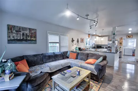 Living - 209 E Cherry St, Centralia, WA 98531 photo 2 of 3