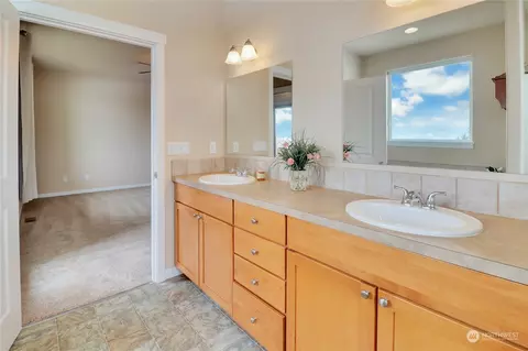 Bath - 183 Garrett Loop, Chehalis, WA 98532 photo 2 of 3