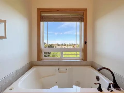 Bath - 104 Hilltop Dr #C, Sequim, WA 98382 photo 2 of 5