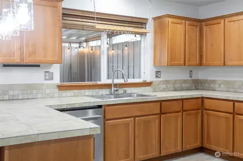 Kitchen - 17924 15th Ave E, Spanaway, WA 98387 photo 5 of 6